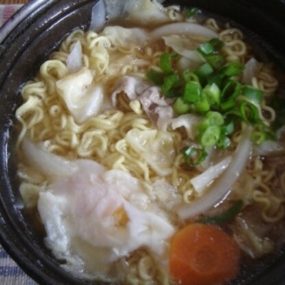 モチェ*さんおはようございます！
昨日久々に一人鉄鍋でラーメン作りました♪
豚肉キャベツ人参、新タマネギ落とし卵にねぎトッピングです。
冷めにくくおいしかったよ